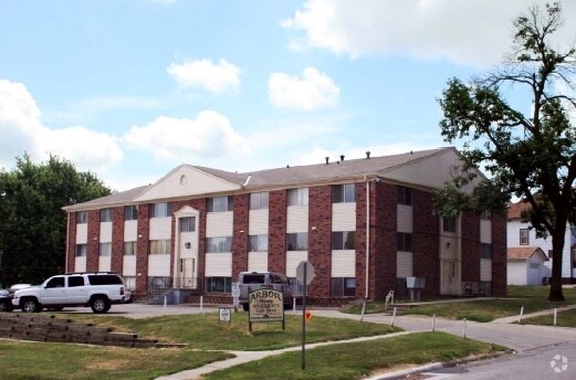 Arbor Manor Apartments