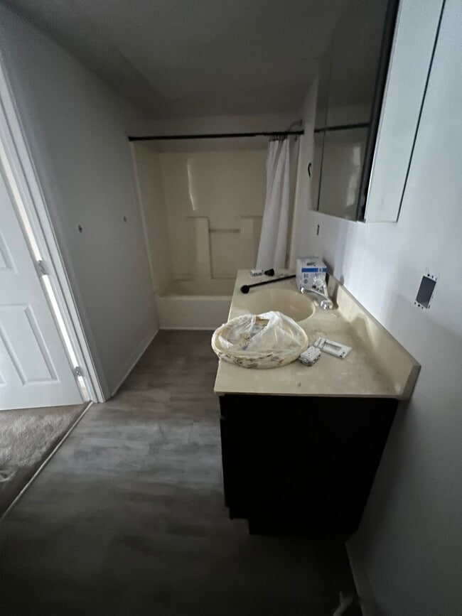 Building Photo - 1-2 W Hanover St Unit 2