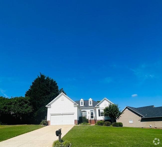Building Photo - Charming 3-Bedroom Ranch in Greer’s Covete... Rental