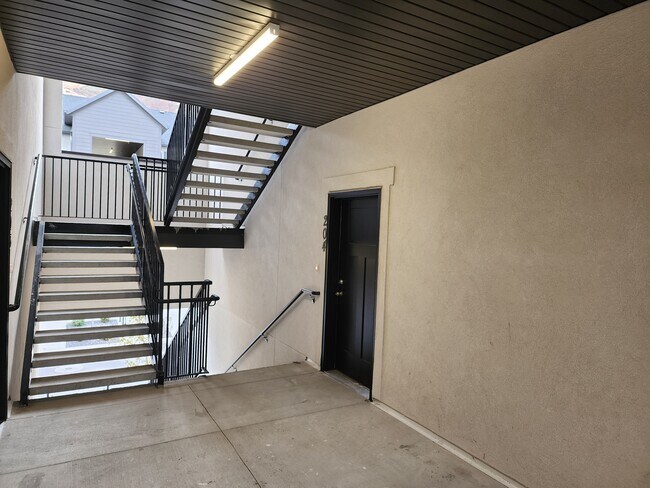 Building Photo - 4735 S Alder Dr