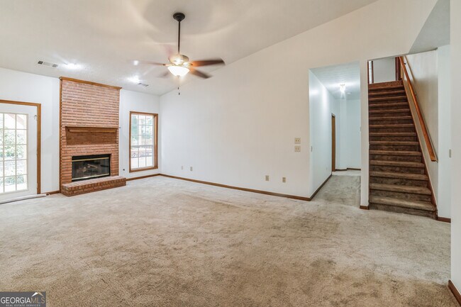 Photo - 487 Ravinia Way