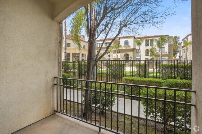 1BR, 1BA - 792SF - Patio