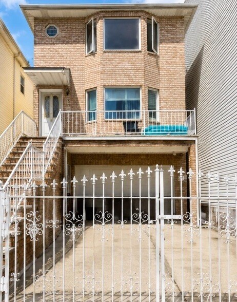 Photo - 72 Zabriskie St