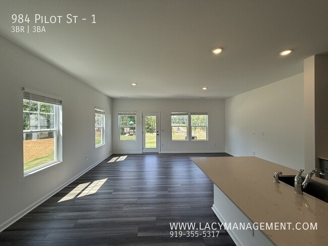 Photo - 984 Pilot St