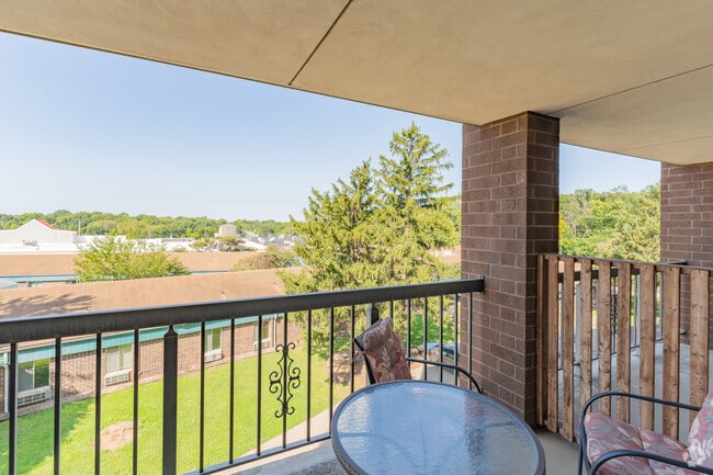 1BR, 1BA - 483SF - Hickory Glen, Active Senior Living