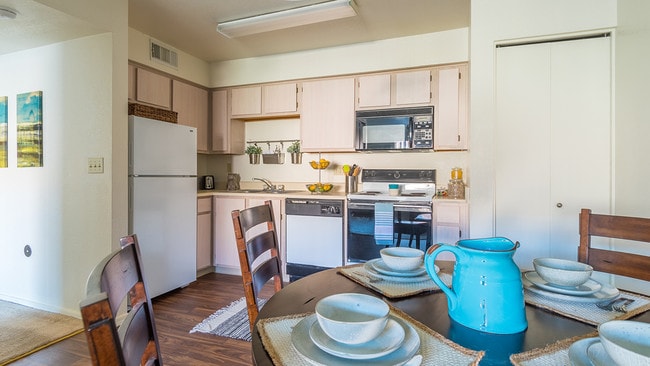 Dining area & kitchen