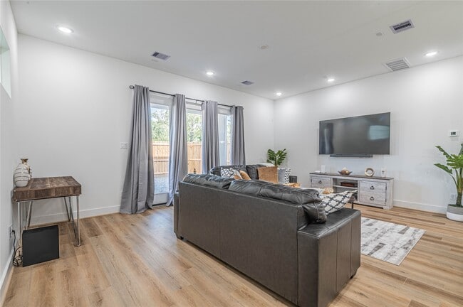 Photo - 3507 Ennis St