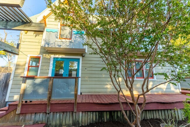 Photo - Charming Home Nestled in Tarry Town!!