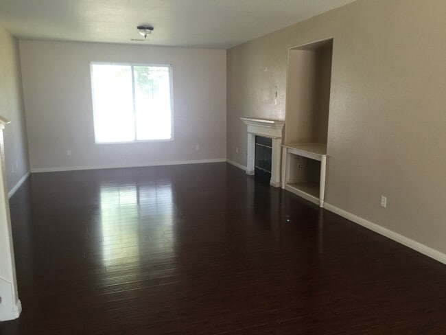 921 W Russell Ave