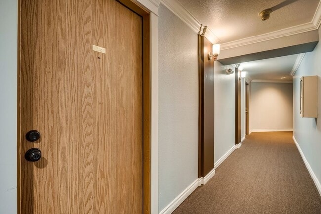 Photo - 2 Bedroom Corner Unit, excellent location!!