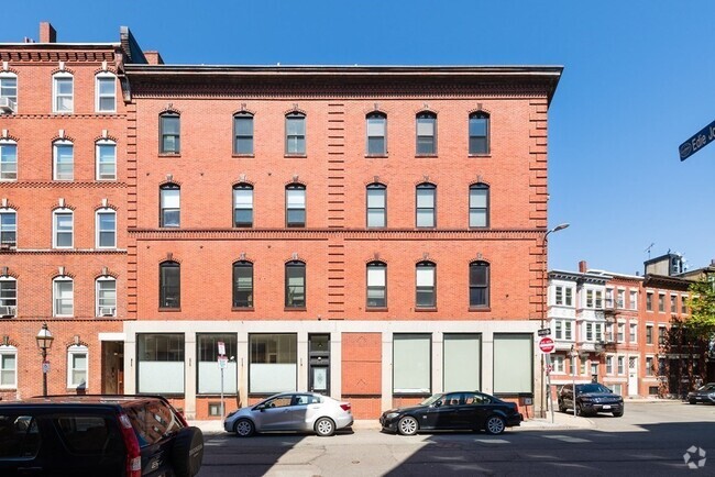 Building Photo - 179 Endicott St Unit 179 Rental