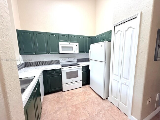 Building Photo - 1656 SE 29th Ct Unit 207