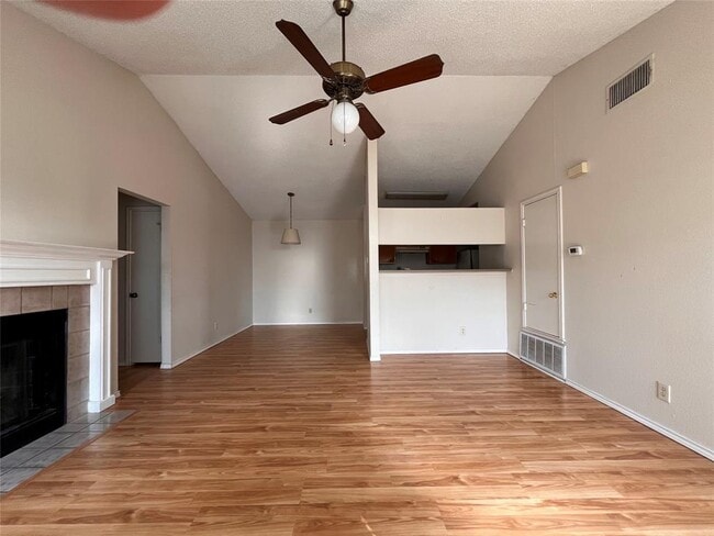 Photo - 433 Sailmaster St