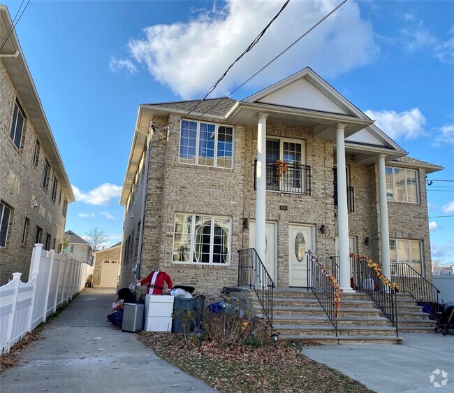 Building Photo - 1606-16150 150th Pl Rental