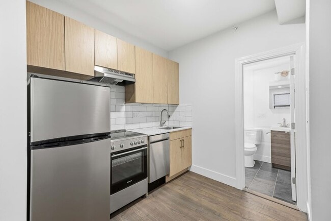 340352 - 270 Newbury Street
