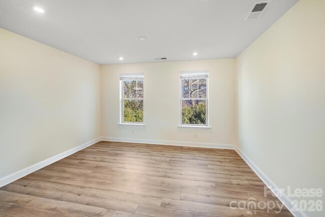 Photo - 334 Simeon Dr