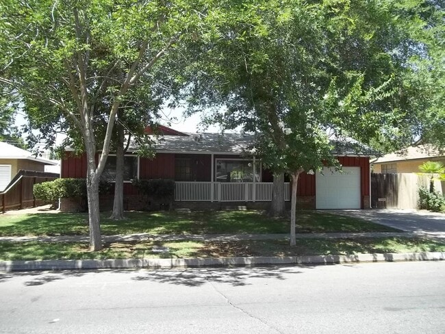 Building Photo - Updated home offering a nice floor plan an...