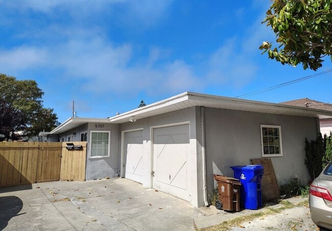 Building Photo - 5707 Carlos Ave Rental