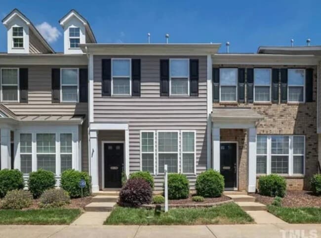 Building Photo - Charming 2BR Townhouse near DT Raleigh