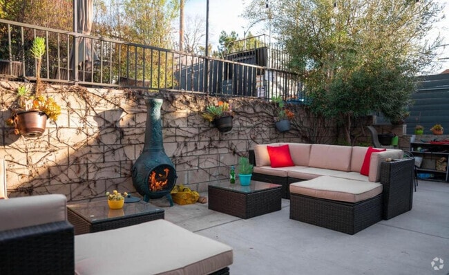 Patio - 826 1/2 N Coronado st Rental
