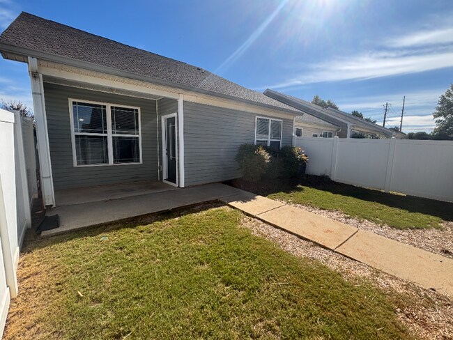 Building Photo - 411 Prom Dr SW