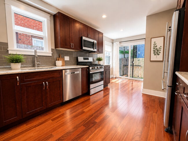 Photo - 2036 Carpenter St