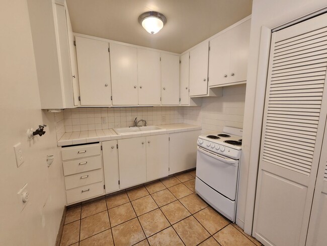 Photo - MetHigh 8-Plex/__Bldgs *** Unit 4