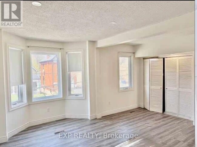 Photo - 137 Queen St S
