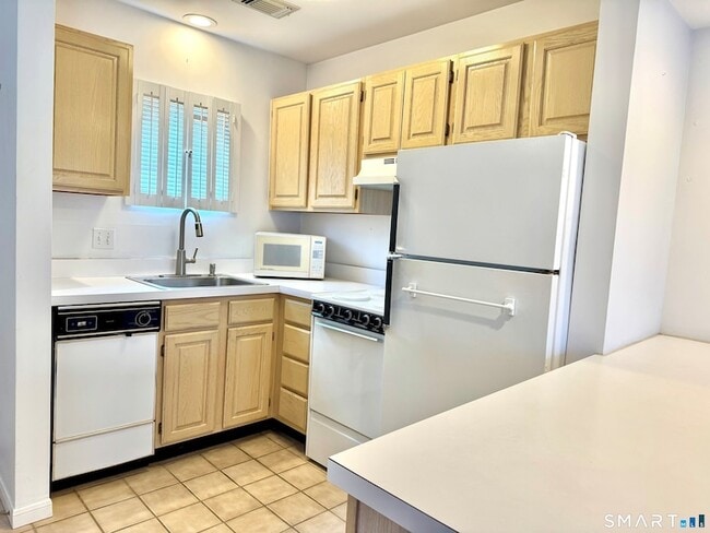 823 Old Pond Ln