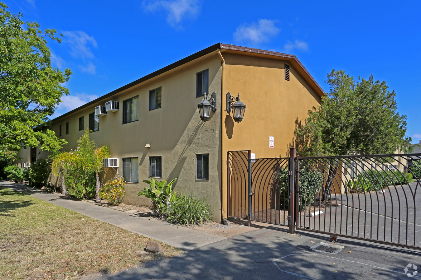 Capital Courtyard - Capital Courtyard Apartments
