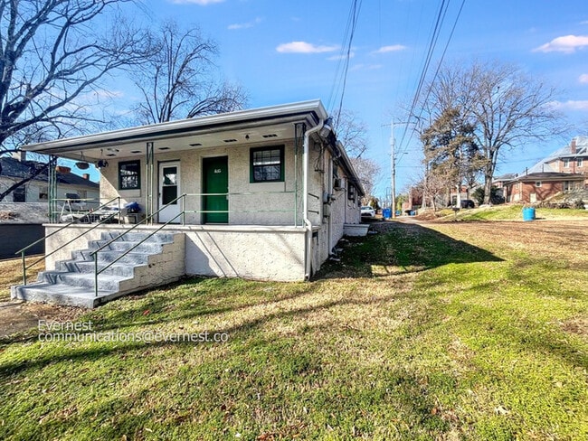 Photo - 835 Clark St