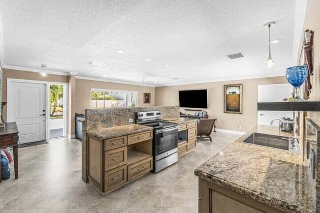 Photo - 653 NW 10th Ct