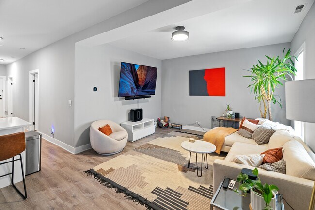 Building Photo - 452 N May St Unit CH1