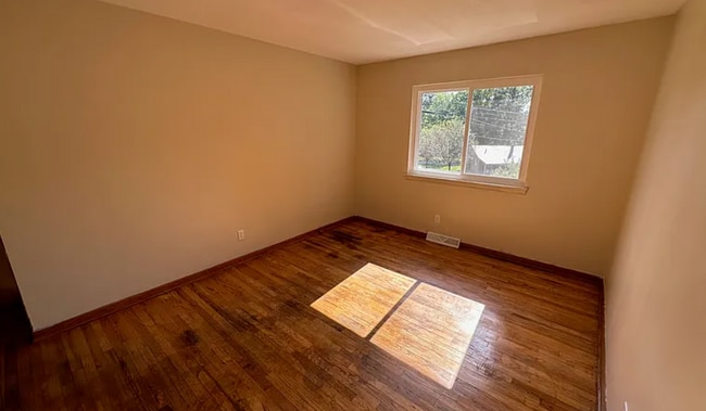 Photo - 270 Cluster Ave