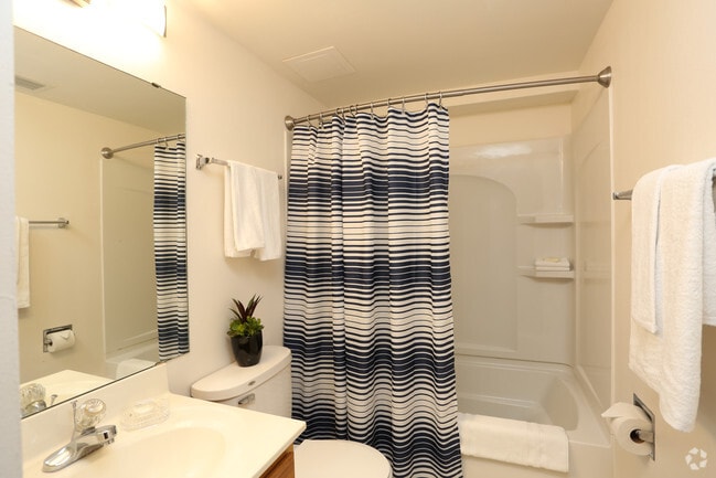 Baño - Langdon Hall Apartments