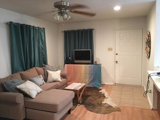 Building Photo - 313 Shady Grove Dr Unit 313 Shady Grove Dr. apt B