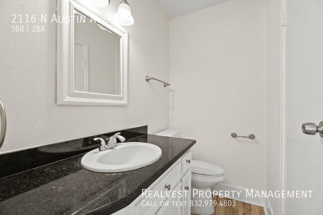 Building Photo - 2116 N Austin Ave Rental