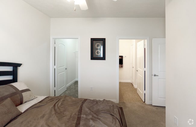 2BR, 2BA - 1382 SF