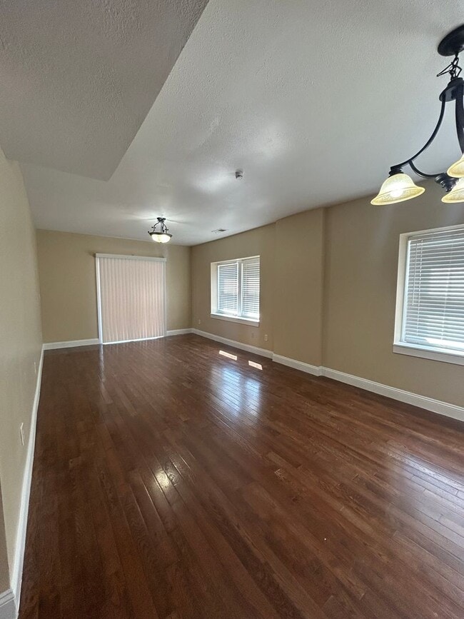 Building Photo - Upstairs 3 Bedroom Duplex Unit