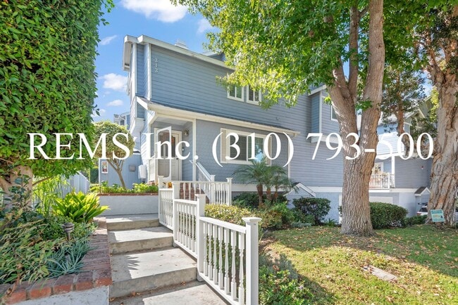 Photo - Spacious Townhome with Garage & Laundry in Great Location