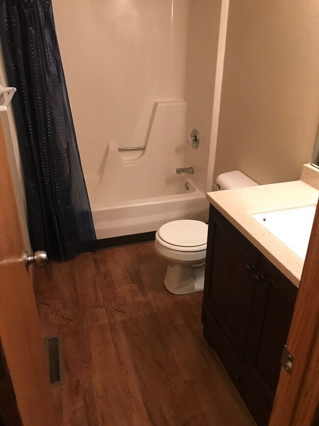 Photo - 2 bedroom townhouse close to campus-free p... Unidad #8