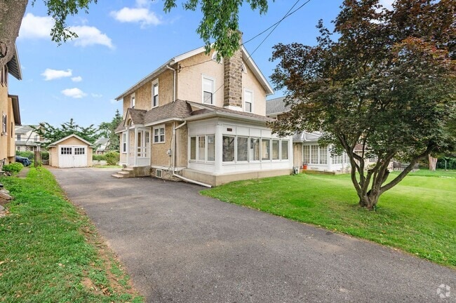 Building Photo - Single family home with hardwood floors th...