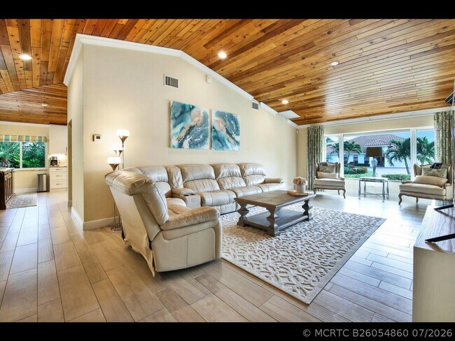 451 N Lyra Cir