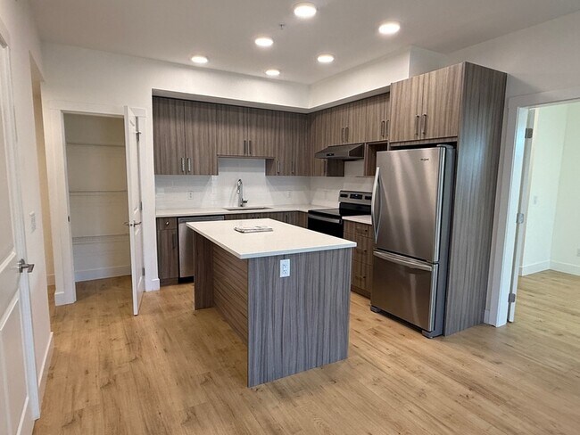 1036 Coronation Ave Unit 102