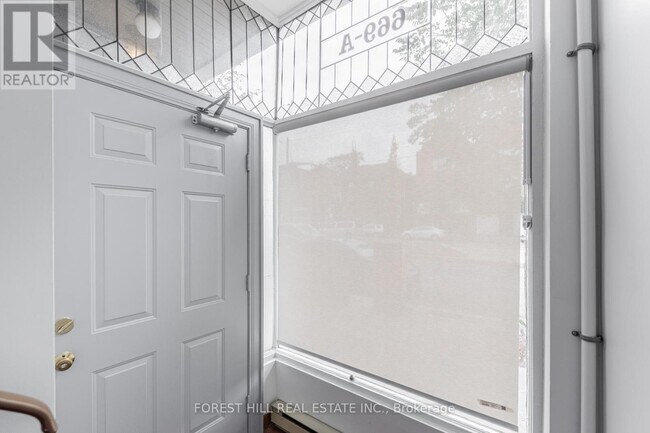 Photo - 669 St Clair Ave W