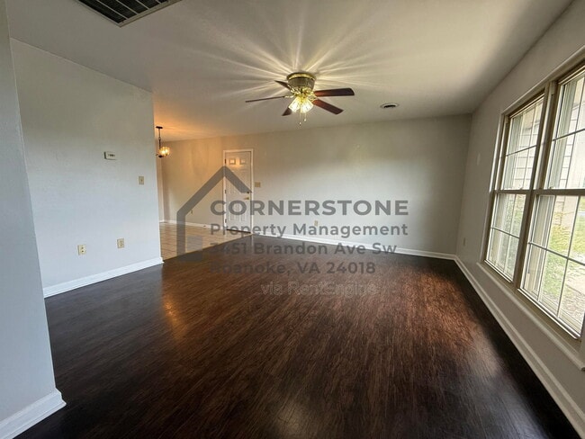 Photo - 713 Lakeview Cir