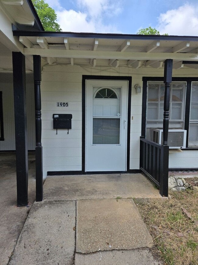 Photo - 1905 Poage Ave