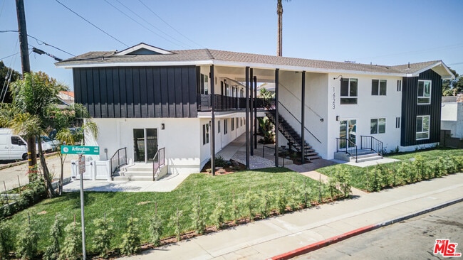 Building Photo - 1623 Arlington Ave Unit E Rental