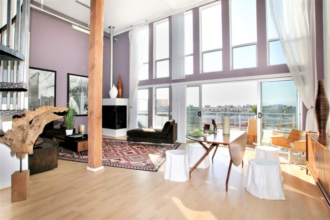2x2 LOFT - Spiral Staircase - The R2 by CLG Rental