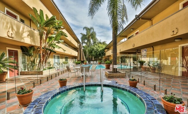 Building Photo - 970 Palm Ave Unit 104